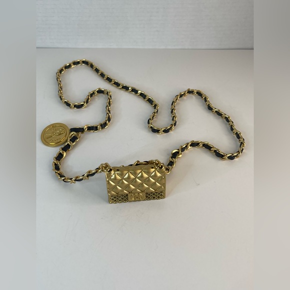 unbranded Jewelry - Gold Chain Belt with Quilted Pendant